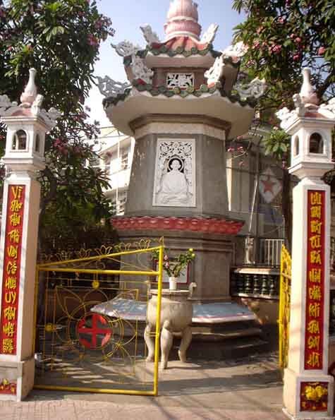 Tháp mộ thiền sư Thích Quảng Đức tại ngã tư Nguyễn Đình Chiểu và Cách Mạng Tháng Tám, nơi ông tự thiêu xác. Tháp mộ thiền sư Thích Quảng Đức tại ngã tư Nguyễn Đình Chiểu và Cách Mạng Tháng Tám, nơi ông tự thiêu xác.