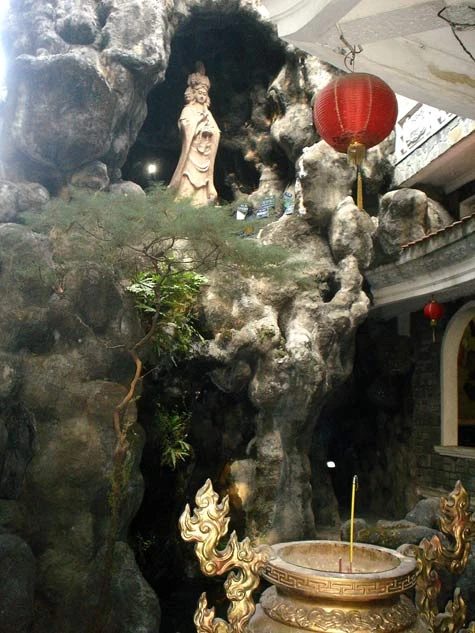 An Lạc Sơn với nhiều hang động trong chùa.