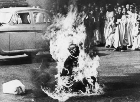 "Đệ tử hôm nay nguyện đốt mình/ Làm đèn soi sáng nẻo vô minh" (Ảnh chụp lại từ chùa Quán Thế Âm).