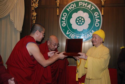 Hà Nội: Đức Lạt ma Dhakpa Tulku Rinpoche thăm GHPGVN & lễ Phật tại chùa Quán Sứ ảnh 4