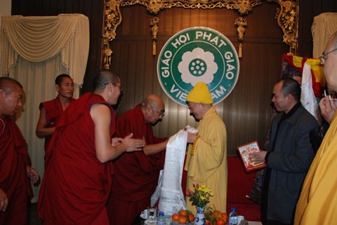 Hà Nội: Đức Lạt ma Dhakpa Tulku Rinpoche thăm GHPGVN & lễ Phật tại chùa Quán Sứ ảnh 5