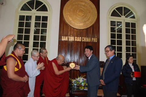 Hà Nội: Đức Lạt ma Dhakpa Tulku Rinpoche thăm GHPGVN & lễ Phật tại chùa Quán Sứ ảnh 9