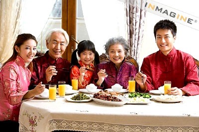 Nên ăn uống chừng mực trong dịp lễ tết. (Ảnh: Inmagine) Bí quyết tránh mệt mỏi trong dịp lễ tết