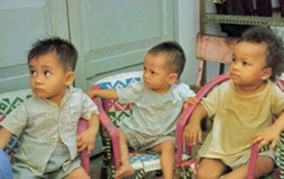 Anh trai của Vikki (giữa)