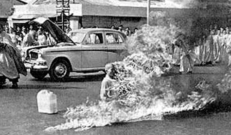 Ngài đổ xăng đầy người rồi tự tay châm lửa đốt thân xác (Ảnh chụp lại tại chùa Quán Thế Âm).