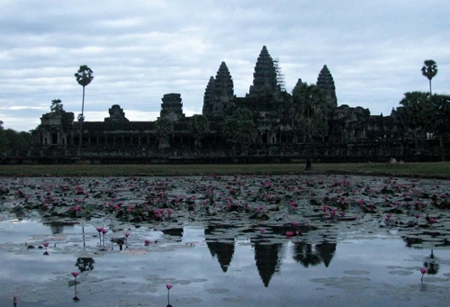 Cụm đền Angkor Wat vào buổi sớm mai. Rất nhiều du khách sẵn sàng thức dậy từ 5h sáng để kịp có mặt ngắm bình minh lên. Dù lượng khách du lịch tới Angkor rất lớn nhưng khu di tích này vẫn giữ được những nét bình yên. Bạn có nhiều lựa chọn để đi khám phá nơi đây, bằng xe đạp, thuê tuk tuk, cưỡi voi và cả bay trên khinh khí cầu. Những nụ cười bí ẩn của tượng đá khổng lồ ở đền Bayon. Những bức tượng trên đường dẫn vào Angkor Thom. Không chỉ nổi tiếng về mức độ hoành tráng, các công trình ở Angkor còn rất tinh xảo trong các đường nét chạm trổ. Không khó hiểu khi có nhiều người dành vài ngày hoặc cả tuần chỉ để thăm quan di sản văn hóa thế giới này. Không chỉ có những đền chính, nếu có thời gian bạn nên tới những đền nhỏ. Màu xanh của cây cối càng làm nổi bật thêm nét đẹp huyền bí của Angkor. Nhìn những khối đổ nát cũng đủ biết quy mô của công trình trước đây. Những rễ cây khổng lồ bao trùm lấy các bức tường, khu nhà.