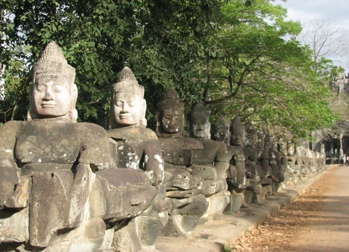 Cụm đền Angkor Wat vào buổi sớm mai. Rất nhiều du khách sẵn sàng thức dậy từ 5h sáng để kịp có mặt ngắm bình minh lên. Dù lượng khách du lịch tới Angkor rất lớn nhưng khu di tích này vẫn giữ được những nét bình yên. Bạn có nhiều lựa chọn để đi khám phá nơi đây, bằng xe đạp, thuê tuk tuk, cưỡi voi và cả bay trên khinh khí cầu. Những nụ cười bí ẩn của tượng đá khổng lồ ở đền Bayon. Những bức tượng trên đường dẫn vào Angkor Thom. Không chỉ nổi tiếng về mức độ hoành tráng, các công trình ở Angkor còn rất tinh xảo trong các đường nét chạm trổ. Không khó hiểu khi có nhiều người dành vài ngày hoặc cả tuần chỉ để thăm quan di sản văn hóa thế giới này. Không chỉ có những đền chính, nếu có thời gian bạn nên tới những đền nhỏ. Màu xanh của cây cối càng làm nổi bật thêm nét đẹp huyền bí của Angkor. Nhìn những khối đổ nát cũng đủ biết quy mô của công trình trước đây. Những rễ cây khổng lồ bao trùm lấy các bức tường, khu nhà.