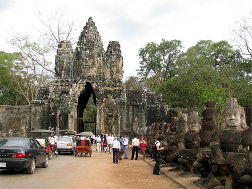 Cụm đền Angkor Wat vào buổi sớm mai. Rất nhiều du khách sẵn sàng thức dậy từ 5h sáng để kịp có mặt ngắm bình minh lên. Dù lượng khách du lịch tới Angkor rất lớn nhưng khu di tích này vẫn giữ được những nét bình yên. Bạn có nhiều lựa chọn để đi khám phá nơi đây, bằng xe đạp, thuê tuk tuk, cưỡi voi và cả bay trên khinh khí cầu. Những nụ cười bí ẩn của tượng đá khổng lồ ở đền Bayon. Những bức tượng trên đường dẫn vào Angkor Thom. Không chỉ nổi tiếng về mức độ hoành tráng, các công trình ở Angkor còn rất tinh xảo trong các đường nét chạm trổ. Không khó hiểu khi có nhiều người dành vài ngày hoặc cả tuần chỉ để thăm quan di sản văn hóa thế giới này. Không chỉ có những đền chính, nếu có thời gian bạn nên tới những đền nhỏ. Màu xanh của cây cối càng làm nổi bật thêm nét đẹp huyền bí của Angkor. Nhìn những khối đổ nát cũng đủ biết quy mô của công trình trước đây. Những rễ cây khổng lồ bao trùm lấy các bức tường, khu nhà.