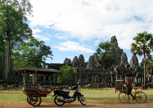 Cụm đền Angkor Wat vào buổi sớm mai. Rất nhiều du khách sẵn sàng thức dậy từ 5h sáng để kịp có mặt ngắm bình minh lên. Dù lượng khách du lịch tới Angkor rất lớn nhưng khu di tích này vẫn giữ được những nét bình yên. Bạn có nhiều lựa chọn để đi khám phá nơi đây, bằng xe đạp, thuê tuk tuk, cưỡi voi và cả bay trên khinh khí cầu. Những nụ cười bí ẩn của tượng đá khổng lồ ở đền Bayon. Những bức tượng trên đường dẫn vào Angkor Thom. Không chỉ nổi tiếng về mức độ hoành tráng, các công trình ở Angkor còn rất tinh xảo trong các đường nét chạm trổ. Không khó hiểu khi có nhiều người dành vài ngày hoặc cả tuần chỉ để thăm quan di sản văn hóa thế giới này. Không chỉ có những đền chính, nếu có thời gian bạn nên tới những đền nhỏ. Màu xanh của cây cối càng làm nổi bật thêm nét đẹp huyền bí của Angkor. Nhìn những khối đổ nát cũng đủ biết quy mô của công trình trước đây. Những rễ cây khổng lồ bao trùm lấy các bức tường, khu nhà.