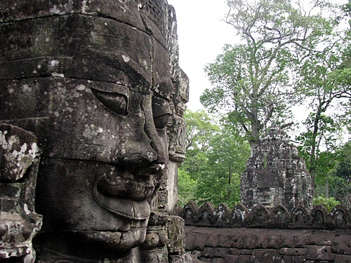 Cụm đền Angkor Wat vào buổi sớm mai. Rất nhiều du khách sẵn sàng thức dậy từ 5h sáng để kịp có mặt ngắm bình minh lên. Dù lượng khách du lịch tới Angkor rất lớn nhưng khu di tích này vẫn giữ được những nét bình yên. Bạn có nhiều lựa chọn để đi khám phá nơi đây, bằng xe đạp, thuê tuk tuk, cưỡi voi và cả bay trên khinh khí cầu. Những nụ cười bí ẩn của tượng đá khổng lồ ở đền Bayon. Những bức tượng trên đường dẫn vào Angkor Thom. Không chỉ nổi tiếng về mức độ hoành tráng, các công trình ở Angkor còn rất tinh xảo trong các đường nét chạm trổ. Không khó hiểu khi có nhiều người dành vài ngày hoặc cả tuần chỉ để thăm quan di sản văn hóa thế giới này. Không chỉ có những đền chính, nếu có thời gian bạn nên tới những đền nhỏ. Màu xanh của cây cối càng làm nổi bật thêm nét đẹp huyền bí của Angkor. Nhìn những khối đổ nát cũng đủ biết quy mô của công trình trước đây. Những rễ cây khổng lồ bao trùm lấy các bức tường, khu nhà.
