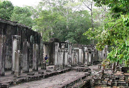 Cụm đền Angkor Wat vào buổi sớm mai. Rất nhiều du khách sẵn sàng thức dậy từ 5h sáng để kịp có mặt ngắm bình minh lên. Dù lượng khách du lịch tới Angkor rất lớn nhưng khu di tích này vẫn giữ được những nét bình yên. Bạn có nhiều lựa chọn để đi khám phá nơi đây, bằng xe đạp, thuê tuk tuk, cưỡi voi và cả bay trên khinh khí cầu. Những nụ cười bí ẩn của tượng đá khổng lồ ở đền Bayon. Những bức tượng trên đường dẫn vào Angkor Thom. Không chỉ nổi tiếng về mức độ hoành tráng, các công trình ở Angkor còn rất tinh xảo trong các đường nét chạm trổ. Không khó hiểu khi có nhiều người dành vài ngày hoặc cả tuần chỉ để thăm quan di sản văn hóa thế giới này. Không chỉ có những đền chính, nếu có thời gian bạn nên tới những đền nhỏ. Màu xanh của cây cối càng làm nổi bật thêm nét đẹp huyền bí của Angkor. Nhìn những khối đổ nát cũng đủ biết quy mô của công trình trước đây. Những rễ cây khổng lồ bao trùm lấy các bức tường, khu nhà.