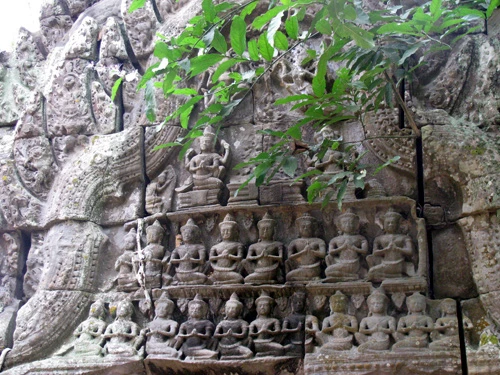 Cụm đền Angkor Wat vào buổi sớm mai. Rất nhiều du khách sẵn sàng thức dậy từ 5h sáng để kịp có mặt ngắm bình minh lên. Dù lượng khách du lịch tới Angkor rất lớn nhưng khu di tích này vẫn giữ được những nét bình yên. Bạn có nhiều lựa chọn để đi khám phá nơi đây, bằng xe đạp, thuê tuk tuk, cưỡi voi và cả bay trên khinh khí cầu. Những nụ cười bí ẩn của tượng đá khổng lồ ở đền Bayon. Những bức tượng trên đường dẫn vào Angkor Thom. Không chỉ nổi tiếng về mức độ hoành tráng, các công trình ở Angkor còn rất tinh xảo trong các đường nét chạm trổ. Không khó hiểu khi có nhiều người dành vài ngày hoặc cả tuần chỉ để thăm quan di sản văn hóa thế giới này. Không chỉ có những đền chính, nếu có thời gian bạn nên tới những đền nhỏ. Màu xanh của cây cối càng làm nổi bật thêm nét đẹp huyền bí của Angkor. Nhìn những khối đổ nát cũng đủ biết quy mô của công trình trước đây. Những rễ cây khổng lồ bao trùm lấy các bức tường, khu nhà.