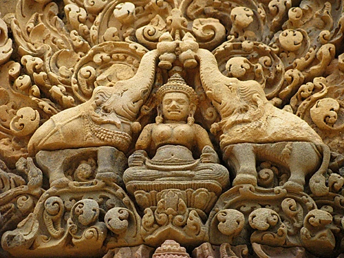 Cụm đền Angkor Wat vào buổi sớm mai. Rất nhiều du khách sẵn sàng thức dậy từ 5h sáng để kịp có mặt ngắm bình minh lên. Dù lượng khách du lịch tới Angkor rất lớn nhưng khu di tích này vẫn giữ được những nét bình yên. Bạn có nhiều lựa chọn để đi khám phá nơi đây, bằng xe đạp, thuê tuk tuk, cưỡi voi và cả bay trên khinh khí cầu. Những nụ cười bí ẩn của tượng đá khổng lồ ở đền Bayon. Những bức tượng trên đường dẫn vào Angkor Thom. Không chỉ nổi tiếng về mức độ hoành tráng, các công trình ở Angkor còn rất tinh xảo trong các đường nét chạm trổ. Không khó hiểu khi có nhiều người dành vài ngày hoặc cả tuần chỉ để thăm quan di sản văn hóa thế giới này. Không chỉ có những đền chính, nếu có thời gian bạn nên tới những đền nhỏ. Màu xanh của cây cối càng làm nổi bật thêm nét đẹp huyền bí của Angkor. Nhìn những khối đổ nát cũng đủ biết quy mô của công trình trước đây. Những rễ cây khổng lồ bao trùm lấy các bức tường, khu nhà.