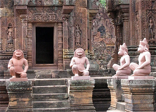 Cụm đền Angkor Wat vào buổi sớm mai. Rất nhiều du khách sẵn sàng thức dậy từ 5h sáng để kịp có mặt ngắm bình minh lên. Dù lượng khách du lịch tới Angkor rất lớn nhưng khu di tích này vẫn giữ được những nét bình yên. Bạn có nhiều lựa chọn để đi khám phá nơi đây, bằng xe đạp, thuê tuk tuk, cưỡi voi và cả bay trên khinh khí cầu. Những nụ cười bí ẩn của tượng đá khổng lồ ở đền Bayon. Những bức tượng trên đường dẫn vào Angkor Thom. Không chỉ nổi tiếng về mức độ hoành tráng, các công trình ở Angkor còn rất tinh xảo trong các đường nét chạm trổ. Không khó hiểu khi có nhiều người dành vài ngày hoặc cả tuần chỉ để thăm quan di sản văn hóa thế giới này. Không chỉ có những đền chính, nếu có thời gian bạn nên tới những đền nhỏ. Màu xanh của cây cối càng làm nổi bật thêm nét đẹp huyền bí của Angkor. Nhìn những khối đổ nát cũng đủ biết quy mô của công trình trước đây. Những rễ cây khổng lồ bao trùm lấy các bức tường, khu nhà.