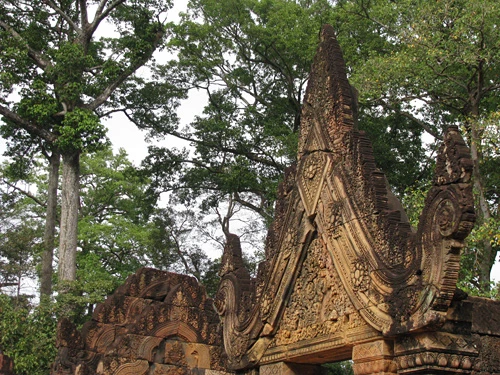 Cụm đền Angkor Wat vào buổi sớm mai. Rất nhiều du khách sẵn sàng thức dậy từ 5h sáng để kịp có mặt ngắm bình minh lên. Dù lượng khách du lịch tới Angkor rất lớn nhưng khu di tích này vẫn giữ được những nét bình yên. Bạn có nhiều lựa chọn để đi khám phá nơi đây, bằng xe đạp, thuê tuk tuk, cưỡi voi và cả bay trên khinh khí cầu. Những nụ cười bí ẩn của tượng đá khổng lồ ở đền Bayon. Những bức tượng trên đường dẫn vào Angkor Thom. Không chỉ nổi tiếng về mức độ hoành tráng, các công trình ở Angkor còn rất tinh xảo trong các đường nét chạm trổ. Không khó hiểu khi có nhiều người dành vài ngày hoặc cả tuần chỉ để thăm quan di sản văn hóa thế giới này. Không chỉ có những đền chính, nếu có thời gian bạn nên tới những đền nhỏ. Màu xanh của cây cối càng làm nổi bật thêm nét đẹp huyền bí của Angkor. Nhìn những khối đổ nát cũng đủ biết quy mô của công trình trước đây. Những rễ cây khổng lồ bao trùm lấy các bức tường, khu nhà.
