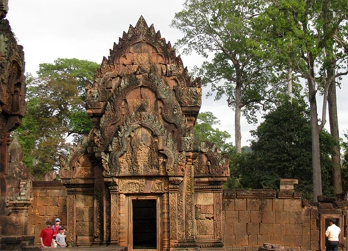 Cụm đền Angkor Wat vào buổi sớm mai. Rất nhiều du khách sẵn sàng thức dậy từ 5h sáng để kịp có mặt ngắm bình minh lên. Dù lượng khách du lịch tới Angkor rất lớn nhưng khu di tích này vẫn giữ được những nét bình yên. Bạn có nhiều lựa chọn để đi khám phá nơi đây, bằng xe đạp, thuê tuk tuk, cưỡi voi và cả bay trên khinh khí cầu. Những nụ cười bí ẩn của tượng đá khổng lồ ở đền Bayon. Những bức tượng trên đường dẫn vào Angkor Thom. Không chỉ nổi tiếng về mức độ hoành tráng, các công trình ở Angkor còn rất tinh xảo trong các đường nét chạm trổ. Không khó hiểu khi có nhiều người dành vài ngày hoặc cả tuần chỉ để thăm quan di sản văn hóa thế giới này. Không chỉ có những đền chính, nếu có thời gian bạn nên tới những đền nhỏ. Màu xanh của cây cối càng làm nổi bật thêm nét đẹp huyền bí của Angkor. Nhìn những khối đổ nát cũng đủ biết quy mô của công trình trước đây. Những rễ cây khổng lồ bao trùm lấy các bức tường, khu nhà.