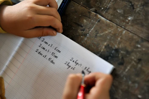 Một lớp học nhờ tại đình Thổ Cầu, xã Nghĩa Dân vắng vẻ đìu hiu trước giờ học. Cổng vào lớp học chật hẹp tại một hội trường của thôn Đào Xá, xã Nghĩa Dân. Dãy nhà liêu xiêu trong khuôn viên chùa Thiên Phúc, thôn Đào Xá dùng để làm phòng học cho học sinh thiếu phòng học của trường tiểu học Nghĩa Dân. Các cô giáo dạy học tại đây cho biết, đầu hồi là khu chăn nuôi lợn của một hộ gia đình. Nhiều lần nơi đây bốc mùi khó ngửi khiến cô và trò thường phải bịt mũi vừa dạy vừa học. Mặc dù vậy, các em học sinh luôn chăm chỉ học tập, ít trường hợp nghỉ học. Các cô giáo ở đây thường dùng ký hiệu riêng. Ô vuông có nghĩa mời các em giơ bảng kết quả và hình tròn là hiệu lệnh hãy giữ gìn trật tự mà không cần dùng lời. Một trong nhiều em học sinh lớp 2 rất chăm chú nghe cô giáo giảng bài. Những nét chữ nắn nót, thẳng hàng. Mỗi khi xung phong phát biểu, các em thường khoanh tay trước ngực và nói. Tự tin, tươi cười khi biết mình có phép tính đúng. Do điều kiện học tập ở các lớp học nhờ địa điểm không tốt bằng nơi học chính, nhà trường thường điều động giáo viên tốt nhất về công tác. Một bé xinh xắn với nét mặt hồn nhiên. Và cũng có nhiều em ngồi học sai tư thế do bàn ghế không đúng chuẩn. Sân vui chơi của các em bé nhỏ và chung với một xưởng sản xuất đồ mộc. Lớp học giờ nghỉ trưa. Trống dành cho học sinh, kẻng dành cho ủy ban. Mỗi khi thôn có cuộc họp, các em lại phải nghỉ học.