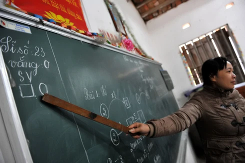 Một lớp học nhờ tại đình Thổ Cầu, xã Nghĩa Dân vắng vẻ đìu hiu trước giờ học. Cổng vào lớp học chật hẹp tại một hội trường của thôn Đào Xá, xã Nghĩa Dân. Dãy nhà liêu xiêu trong khuôn viên chùa Thiên Phúc, thôn Đào Xá dùng để làm phòng học cho học sinh thiếu phòng học của trường tiểu học Nghĩa Dân. Các cô giáo dạy học tại đây cho biết, đầu hồi là khu chăn nuôi lợn của một hộ gia đình. Nhiều lần nơi đây bốc mùi khó ngửi khiến cô và trò thường phải bịt mũi vừa dạy vừa học. Mặc dù vậy, các em học sinh luôn chăm chỉ học tập, ít trường hợp nghỉ học. Các cô giáo ở đây thường dùng ký hiệu riêng. Ô vuông có nghĩa mời các em giơ bảng kết quả và hình tròn là hiệu lệnh hãy giữ gìn trật tự mà không cần dùng lời. Một trong nhiều em học sinh lớp 2 rất chăm chú nghe cô giáo giảng bài. Những nét chữ nắn nót, thẳng hàng. Mỗi khi xung phong phát biểu, các em thường khoanh tay trước ngực và nói. Tự tin, tươi cười khi biết mình có phép tính đúng. Do điều kiện học tập ở các lớp học nhờ địa điểm không tốt bằng nơi học chính, nhà trường thường điều động giáo viên tốt nhất về công tác. Một bé xinh xắn với nét mặt hồn nhiên. Và cũng có nhiều em ngồi học sai tư thế do bàn ghế không đúng chuẩn. Sân vui chơi của các em bé nhỏ và chung với một xưởng sản xuất đồ mộc. Lớp học giờ nghỉ trưa. Trống dành cho học sinh, kẻng dành cho ủy ban. Mỗi khi thôn có cuộc họp, các em lại phải nghỉ học.