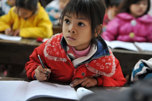 Một lớp học nhờ tại đình Thổ Cầu, xã Nghĩa Dân vắng vẻ đìu hiu trước giờ học. Cổng vào lớp học chật hẹp tại một hội trường của thôn Đào Xá, xã Nghĩa Dân. Dãy nhà liêu xiêu trong khuôn viên chùa Thiên Phúc, thôn Đào Xá dùng để làm phòng học cho học sinh thiếu phòng học của trường tiểu học Nghĩa Dân. Các cô giáo dạy học tại đây cho biết, đầu hồi là khu chăn nuôi lợn của một hộ gia đình. Nhiều lần nơi đây bốc mùi khó ngửi khiến cô và trò thường phải bịt mũi vừa dạy vừa học. Mặc dù vậy, các em học sinh luôn chăm chỉ học tập, ít trường hợp nghỉ học. Các cô giáo ở đây thường dùng ký hiệu riêng. Ô vuông có nghĩa mời các em giơ bảng kết quả và hình tròn là hiệu lệnh hãy giữ gìn trật tự mà không cần dùng lời. Một trong nhiều em học sinh lớp 2 rất chăm chú nghe cô giáo giảng bài. Những nét chữ nắn nót, thẳng hàng. Mỗi khi xung phong phát biểu, các em thường khoanh tay trước ngực và nói. Tự tin, tươi cười khi biết mình có phép tính đúng. Do điều kiện học tập ở các lớp học nhờ địa điểm không tốt bằng nơi học chính, nhà trường thường điều động giáo viên tốt nhất về công tác. Một bé xinh xắn với nét mặt hồn nhiên. Và cũng có nhiều em ngồi học sai tư thế do bàn ghế không đúng chuẩn. Sân vui chơi của các em bé nhỏ và chung với một xưởng sản xuất đồ mộc. Lớp học giờ nghỉ trưa. Trống dành cho học sinh, kẻng dành cho ủy ban. Mỗi khi thôn có cuộc họp, các em lại phải nghỉ học.