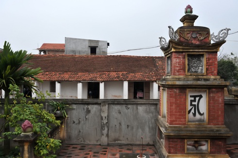 Một lớp học nhờ tại đình Thổ Cầu, xã Nghĩa Dân vắng vẻ đìu hiu trước giờ học. Cổng vào lớp học chật hẹp tại một hội trường của thôn Đào Xá, xã Nghĩa Dân. Dãy nhà liêu xiêu trong khuôn viên chùa Thiên Phúc, thôn Đào Xá dùng để làm phòng học cho học sinh thiếu phòng học của trường tiểu học Nghĩa Dân. Các cô giáo dạy học tại đây cho biết, đầu hồi là khu chăn nuôi lợn của một hộ gia đình. Nhiều lần nơi đây bốc mùi khó ngửi khiến cô và trò thường phải bịt mũi vừa dạy vừa học. Mặc dù vậy, các em học sinh luôn chăm chỉ học tập, ít trường hợp nghỉ học. Các cô giáo ở đây thường dùng ký hiệu riêng. Ô vuông có nghĩa mời các em giơ bảng kết quả và hình tròn là hiệu lệnh hãy giữ gìn trật tự mà không cần dùng lời. Một trong nhiều em học sinh lớp 2 rất chăm chú nghe cô giáo giảng bài. Những nét chữ nắn nót, thẳng hàng. Mỗi khi xung phong phát biểu, các em thường khoanh tay trước ngực và nói. Tự tin, tươi cười khi biết mình có phép tính đúng. Do điều kiện học tập ở các lớp học nhờ địa điểm không tốt bằng nơi học chính, nhà trường thường điều động giáo viên tốt nhất về công tác. Một bé xinh xắn với nét mặt hồn nhiên. Và cũng có nhiều em ngồi học sai tư thế do bàn ghế không đúng chuẩn. Sân vui chơi của các em bé nhỏ và chung với một xưởng sản xuất đồ mộc. Lớp học giờ nghỉ trưa. Trống dành cho học sinh, kẻng dành cho ủy ban. Mỗi khi thôn có cuộc họp, các em lại phải nghỉ học.