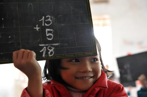 Một lớp học nhờ tại đình Thổ Cầu, xã Nghĩa Dân vắng vẻ đìu hiu trước giờ học. Cổng vào lớp học chật hẹp tại một hội trường của thôn Đào Xá, xã Nghĩa Dân. Dãy nhà liêu xiêu trong khuôn viên chùa Thiên Phúc, thôn Đào Xá dùng để làm phòng học cho học sinh thiếu phòng học của trường tiểu học Nghĩa Dân. Các cô giáo dạy học tại đây cho biết, đầu hồi là khu chăn nuôi lợn của một hộ gia đình. Nhiều lần nơi đây bốc mùi khó ngửi khiến cô và trò thường phải bịt mũi vừa dạy vừa học. Mặc dù vậy, các em học sinh luôn chăm chỉ học tập, ít trường hợp nghỉ học. Các cô giáo ở đây thường dùng ký hiệu riêng. Ô vuông có nghĩa mời các em giơ bảng kết quả và hình tròn là hiệu lệnh hãy giữ gìn trật tự mà không cần dùng lời. Một trong nhiều em học sinh lớp 2 rất chăm chú nghe cô giáo giảng bài. Những nét chữ nắn nót, thẳng hàng. Mỗi khi xung phong phát biểu, các em thường khoanh tay trước ngực và nói. Tự tin, tươi cười khi biết mình có phép tính đúng. Do điều kiện học tập ở các lớp học nhờ địa điểm không tốt bằng nơi học chính, nhà trường thường điều động giáo viên tốt nhất về công tác. Một bé xinh xắn với nét mặt hồn nhiên. Và cũng có nhiều em ngồi học sai tư thế do bàn ghế không đúng chuẩn. Sân vui chơi của các em bé nhỏ và chung với một xưởng sản xuất đồ mộc. Lớp học giờ nghỉ trưa. Trống dành cho học sinh, kẻng dành cho ủy ban. Mỗi khi thôn có cuộc họp, các em lại phải nghỉ học.