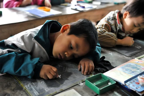 Một lớp học nhờ tại đình Thổ Cầu, xã Nghĩa Dân vắng vẻ đìu hiu trước giờ học. Cổng vào lớp học chật hẹp tại một hội trường của thôn Đào Xá, xã Nghĩa Dân. Dãy nhà liêu xiêu trong khuôn viên chùa Thiên Phúc, thôn Đào Xá dùng để làm phòng học cho học sinh thiếu phòng học của trường tiểu học Nghĩa Dân. Các cô giáo dạy học tại đây cho biết, đầu hồi là khu chăn nuôi lợn của một hộ gia đình. Nhiều lần nơi đây bốc mùi khó ngửi khiến cô và trò thường phải bịt mũi vừa dạy vừa học. Mặc dù vậy, các em học sinh luôn chăm chỉ học tập, ít trường hợp nghỉ học. Các cô giáo ở đây thường dùng ký hiệu riêng. Ô vuông có nghĩa mời các em giơ bảng kết quả và hình tròn là hiệu lệnh hãy giữ gìn trật tự mà không cần dùng lời. Một trong nhiều em học sinh lớp 2 rất chăm chú nghe cô giáo giảng bài. Những nét chữ nắn nót, thẳng hàng. Mỗi khi xung phong phát biểu, các em thường khoanh tay trước ngực và nói. Tự tin, tươi cười khi biết mình có phép tính đúng. Do điều kiện học tập ở các lớp học nhờ địa điểm không tốt bằng nơi học chính, nhà trường thường điều động giáo viên tốt nhất về công tác. Một bé xinh xắn với nét mặt hồn nhiên. Và cũng có nhiều em ngồi học sai tư thế do bàn ghế không đúng chuẩn. Sân vui chơi của các em bé nhỏ và chung với một xưởng sản xuất đồ mộc. Lớp học giờ nghỉ trưa. Trống dành cho học sinh, kẻng dành cho ủy ban. Mỗi khi thôn có cuộc họp, các em lại phải nghỉ học.