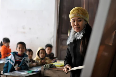 Một lớp học nhờ tại đình Thổ Cầu, xã Nghĩa Dân vắng vẻ đìu hiu trước giờ học. Cổng vào lớp học chật hẹp tại một hội trường của thôn Đào Xá, xã Nghĩa Dân. Dãy nhà liêu xiêu trong khuôn viên chùa Thiên Phúc, thôn Đào Xá dùng để làm phòng học cho học sinh thiếu phòng học của trường tiểu học Nghĩa Dân. Các cô giáo dạy học tại đây cho biết, đầu hồi là khu chăn nuôi lợn của một hộ gia đình. Nhiều lần nơi đây bốc mùi khó ngửi khiến cô và trò thường phải bịt mũi vừa dạy vừa học. Mặc dù vậy, các em học sinh luôn chăm chỉ học tập, ít trường hợp nghỉ học. Các cô giáo ở đây thường dùng ký hiệu riêng. Ô vuông có nghĩa mời các em giơ bảng kết quả và hình tròn là hiệu lệnh hãy giữ gìn trật tự mà không cần dùng lời. Một trong nhiều em học sinh lớp 2 rất chăm chú nghe cô giáo giảng bài. Những nét chữ nắn nót, thẳng hàng. Mỗi khi xung phong phát biểu, các em thường khoanh tay trước ngực và nói. Tự tin, tươi cười khi biết mình có phép tính đúng. Do điều kiện học tập ở các lớp học nhờ địa điểm không tốt bằng nơi học chính, nhà trường thường điều động giáo viên tốt nhất về công tác. Một bé xinh xắn với nét mặt hồn nhiên. Và cũng có nhiều em ngồi học sai tư thế do bàn ghế không đúng chuẩn. Sân vui chơi của các em bé nhỏ và chung với một xưởng sản xuất đồ mộc. Lớp học giờ nghỉ trưa. Trống dành cho học sinh, kẻng dành cho ủy ban. Mỗi khi thôn có cuộc họp, các em lại phải nghỉ học.