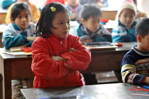 Một lớp học nhờ tại đình Thổ Cầu, xã Nghĩa Dân vắng vẻ đìu hiu trước giờ học. Cổng vào lớp học chật hẹp tại một hội trường của thôn Đào Xá, xã Nghĩa Dân. Dãy nhà liêu xiêu trong khuôn viên chùa Thiên Phúc, thôn Đào Xá dùng để làm phòng học cho học sinh thiếu phòng học của trường tiểu học Nghĩa Dân. Các cô giáo dạy học tại đây cho biết, đầu hồi là khu chăn nuôi lợn của một hộ gia đình. Nhiều lần nơi đây bốc mùi khó ngửi khiến cô và trò thường phải bịt mũi vừa dạy vừa học. Mặc dù vậy, các em học sinh luôn chăm chỉ học tập, ít trường hợp nghỉ học. Các cô giáo ở đây thường dùng ký hiệu riêng. Ô vuông có nghĩa mời các em giơ bảng kết quả và hình tròn là hiệu lệnh hãy giữ gìn trật tự mà không cần dùng lời. Một trong nhiều em học sinh lớp 2 rất chăm chú nghe cô giáo giảng bài. Những nét chữ nắn nót, thẳng hàng. Mỗi khi xung phong phát biểu, các em thường khoanh tay trước ngực và nói. Tự tin, tươi cười khi biết mình có phép tính đúng. Do điều kiện học tập ở các lớp học nhờ địa điểm không tốt bằng nơi học chính, nhà trường thường điều động giáo viên tốt nhất về công tác. Một bé xinh xắn với nét mặt hồn nhiên. Và cũng có nhiều em ngồi học sai tư thế do bàn ghế không đúng chuẩn. Sân vui chơi của các em bé nhỏ và chung với một xưởng sản xuất đồ mộc. Lớp học giờ nghỉ trưa. Trống dành cho học sinh, kẻng dành cho ủy ban. Mỗi khi thôn có cuộc họp, các em lại phải nghỉ học.