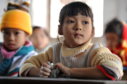 Một lớp học nhờ tại đình Thổ Cầu, xã Nghĩa Dân vắng vẻ đìu hiu trước giờ học. Cổng vào lớp học chật hẹp tại một hội trường của thôn Đào Xá, xã Nghĩa Dân. Dãy nhà liêu xiêu trong khuôn viên chùa Thiên Phúc, thôn Đào Xá dùng để làm phòng học cho học sinh thiếu phòng học của trường tiểu học Nghĩa Dân. Các cô giáo dạy học tại đây cho biết, đầu hồi là khu chăn nuôi lợn của một hộ gia đình. Nhiều lần nơi đây bốc mùi khó ngửi khiến cô và trò thường phải bịt mũi vừa dạy vừa học. Mặc dù vậy, các em học sinh luôn chăm chỉ học tập, ít trường hợp nghỉ học. Các cô giáo ở đây thường dùng ký hiệu riêng. Ô vuông có nghĩa mời các em giơ bảng kết quả và hình tròn là hiệu lệnh hãy giữ gìn trật tự mà không cần dùng lời. Một trong nhiều em học sinh lớp 2 rất chăm chú nghe cô giáo giảng bài. Những nét chữ nắn nót, thẳng hàng. Mỗi khi xung phong phát biểu, các em thường khoanh tay trước ngực và nói. Tự tin, tươi cười khi biết mình có phép tính đúng. Do điều kiện học tập ở các lớp học nhờ địa điểm không tốt bằng nơi học chính, nhà trường thường điều động giáo viên tốt nhất về công tác. Một bé xinh xắn với nét mặt hồn nhiên. Và cũng có nhiều em ngồi học sai tư thế do bàn ghế không đúng chuẩn. Sân vui chơi của các em bé nhỏ và chung với một xưởng sản xuất đồ mộc. Lớp học giờ nghỉ trưa. Trống dành cho học sinh, kẻng dành cho ủy ban. Mỗi khi thôn có cuộc họp, các em lại phải nghỉ học.