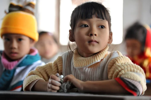 Một lớp học nhờ tại đình Thổ Cầu, xã Nghĩa Dân vắng vẻ đìu hiu trước giờ học. Cổng vào lớp học chật hẹp tại một hội trường của thôn Đào Xá, xã Nghĩa Dân. Dãy nhà liêu xiêu trong khuôn viên chùa Thiên Phúc, thôn Đào Xá dùng để làm phòng học cho học sinh thiếu phòng học của trường tiểu học Nghĩa Dân. Các cô giáo dạy học tại đây cho biết, đầu hồi là khu chăn nuôi lợn của một hộ gia đình. Nhiều lần nơi đây bốc mùi khó ngửi khiến cô và trò thường phải bịt mũi vừa dạy vừa học. Mặc dù vậy, các em học sinh luôn chăm chỉ học tập, ít trường hợp nghỉ học. Các cô giáo ở đây thường dùng ký hiệu riêng. Ô vuông có nghĩa mời các em giơ bảng kết quả và hình tròn là hiệu lệnh hãy giữ gìn trật tự mà không cần dùng lời. Một trong nhiều em học sinh lớp 2 rất chăm chú nghe cô giáo giảng bài. Những nét chữ nắn nót, thẳng hàng. Mỗi khi xung phong phát biểu, các em thường khoanh tay trước ngực và nói. Tự tin, tươi cười khi biết mình có phép tính đúng. Do điều kiện học tập ở các lớp học nhờ địa điểm không tốt bằng nơi học chính, nhà trường thường điều động giáo viên tốt nhất về công tác. Một bé xinh xắn với nét mặt hồn nhiên. Và cũng có nhiều em ngồi học sai tư thế do bàn ghế không đúng chuẩn. Sân vui chơi của các em bé nhỏ và chung với một xưởng sản xuất đồ mộc. Lớp học giờ nghỉ trưa. Trống dành cho học sinh, kẻng dành cho ủy ban. Mỗi khi thôn có cuộc họp, các em lại phải nghỉ học.