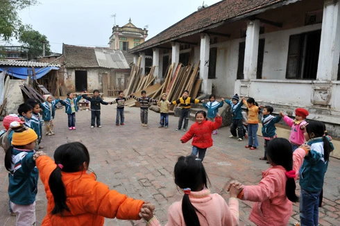Một lớp học nhờ tại đình Thổ Cầu, xã Nghĩa Dân vắng vẻ đìu hiu trước giờ học. Cổng vào lớp học chật hẹp tại một hội trường của thôn Đào Xá, xã Nghĩa Dân. Dãy nhà liêu xiêu trong khuôn viên chùa Thiên Phúc, thôn Đào Xá dùng để làm phòng học cho học sinh thiếu phòng học của trường tiểu học Nghĩa Dân. Các cô giáo dạy học tại đây cho biết, đầu hồi là khu chăn nuôi lợn của một hộ gia đình. Nhiều lần nơi đây bốc mùi khó ngửi khiến cô và trò thường phải bịt mũi vừa dạy vừa học. Mặc dù vậy, các em học sinh luôn chăm chỉ học tập, ít trường hợp nghỉ học. Các cô giáo ở đây thường dùng ký hiệu riêng. Ô vuông có nghĩa mời các em giơ bảng kết quả và hình tròn là hiệu lệnh hãy giữ gìn trật tự mà không cần dùng lời. Một trong nhiều em học sinh lớp 2 rất chăm chú nghe cô giáo giảng bài. Những nét chữ nắn nót, thẳng hàng. Mỗi khi xung phong phát biểu, các em thường khoanh tay trước ngực và nói. Tự tin, tươi cười khi biết mình có phép tính đúng. Do điều kiện học tập ở các lớp học nhờ địa điểm không tốt bằng nơi học chính, nhà trường thường điều động giáo viên tốt nhất về công tác. Một bé xinh xắn với nét mặt hồn nhiên. Và cũng có nhiều em ngồi học sai tư thế do bàn ghế không đúng chuẩn. Sân vui chơi của các em bé nhỏ và chung với một xưởng sản xuất đồ mộc. Lớp học giờ nghỉ trưa. Trống dành cho học sinh, kẻng dành cho ủy ban. Mỗi khi thôn có cuộc họp, các em lại phải nghỉ học.