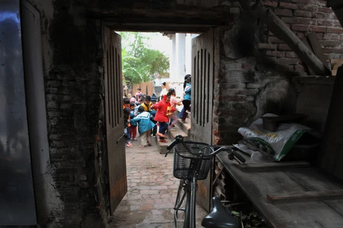 Một lớp học nhờ tại đình Thổ Cầu, xã Nghĩa Dân vắng vẻ đìu hiu trước giờ học. Cổng vào lớp học chật hẹp tại một hội trường của thôn Đào Xá, xã Nghĩa Dân. Dãy nhà liêu xiêu trong khuôn viên chùa Thiên Phúc, thôn Đào Xá dùng để làm phòng học cho học sinh thiếu phòng học của trường tiểu học Nghĩa Dân. Các cô giáo dạy học tại đây cho biết, đầu hồi là khu chăn nuôi lợn của một hộ gia đình. Nhiều lần nơi đây bốc mùi khó ngửi khiến cô và trò thường phải bịt mũi vừa dạy vừa học. Mặc dù vậy, các em học sinh luôn chăm chỉ học tập, ít trường hợp nghỉ học. Các cô giáo ở đây thường dùng ký hiệu riêng. Ô vuông có nghĩa mời các em giơ bảng kết quả và hình tròn là hiệu lệnh hãy giữ gìn trật tự mà không cần dùng lời. Một trong nhiều em học sinh lớp 2 rất chăm chú nghe cô giáo giảng bài. Những nét chữ nắn nót, thẳng hàng. Mỗi khi xung phong phát biểu, các em thường khoanh tay trước ngực và nói. Tự tin, tươi cười khi biết mình có phép tính đúng. Do điều kiện học tập ở các lớp học nhờ địa điểm không tốt bằng nơi học chính, nhà trường thường điều động giáo viên tốt nhất về công tác. Một bé xinh xắn với nét mặt hồn nhiên. Và cũng có nhiều em ngồi học sai tư thế do bàn ghế không đúng chuẩn. Sân vui chơi của các em bé nhỏ và chung với một xưởng sản xuất đồ mộc. Lớp học giờ nghỉ trưa. Trống dành cho học sinh, kẻng dành cho ủy ban. Mỗi khi thôn có cuộc họp, các em lại phải nghỉ học.