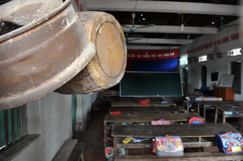 Một lớp học nhờ tại đình Thổ Cầu, xã Nghĩa Dân vắng vẻ đìu hiu trước giờ học. Cổng vào lớp học chật hẹp tại một hội trường của thôn Đào Xá, xã Nghĩa Dân. Dãy nhà liêu xiêu trong khuôn viên chùa Thiên Phúc, thôn Đào Xá dùng để làm phòng học cho học sinh thiếu phòng học của trường tiểu học Nghĩa Dân. Các cô giáo dạy học tại đây cho biết, đầu hồi là khu chăn nuôi lợn của một hộ gia đình. Nhiều lần nơi đây bốc mùi khó ngửi khiến cô và trò thường phải bịt mũi vừa dạy vừa học. Mặc dù vậy, các em học sinh luôn chăm chỉ học tập, ít trường hợp nghỉ học. Các cô giáo ở đây thường dùng ký hiệu riêng. Ô vuông có nghĩa mời các em giơ bảng kết quả và hình tròn là hiệu lệnh hãy giữ gìn trật tự mà không cần dùng lời. Một trong nhiều em học sinh lớp 2 rất chăm chú nghe cô giáo giảng bài. Những nét chữ nắn nót, thẳng hàng. Mỗi khi xung phong phát biểu, các em thường khoanh tay trước ngực và nói. Tự tin, tươi cười khi biết mình có phép tính đúng. Do điều kiện học tập ở các lớp học nhờ địa điểm không tốt bằng nơi học chính, nhà trường thường điều động giáo viên tốt nhất về công tác. Một bé xinh xắn với nét mặt hồn nhiên. Và cũng có nhiều em ngồi học sai tư thế do bàn ghế không đúng chuẩn. Sân vui chơi của các em bé nhỏ và chung với một xưởng sản xuất đồ mộc. Lớp học giờ nghỉ trưa. Trống dành cho học sinh, kẻng dành cho ủy ban. Mỗi khi thôn có cuộc họp, các em lại phải nghỉ học.