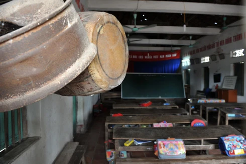 Một lớp học nhờ tại đình Thổ Cầu, xã Nghĩa Dân vắng vẻ đìu hiu trước giờ học. Cổng vào lớp học chật hẹp tại một hội trường của thôn Đào Xá, xã Nghĩa Dân. Dãy nhà liêu xiêu trong khuôn viên chùa Thiên Phúc, thôn Đào Xá dùng để làm phòng học cho học sinh thiếu phòng học của trường tiểu học Nghĩa Dân. Các cô giáo dạy học tại đây cho biết, đầu hồi là khu chăn nuôi lợn của một hộ gia đình. Nhiều lần nơi đây bốc mùi khó ngửi khiến cô và trò thường phải bịt mũi vừa dạy vừa học. Mặc dù vậy, các em học sinh luôn chăm chỉ học tập, ít trường hợp nghỉ học. Các cô giáo ở đây thường dùng ký hiệu riêng. Ô vuông có nghĩa mời các em giơ bảng kết quả và hình tròn là hiệu lệnh hãy giữ gìn trật tự mà không cần dùng lời. Một trong nhiều em học sinh lớp 2 rất chăm chú nghe cô giáo giảng bài. Những nét chữ nắn nót, thẳng hàng. Mỗi khi xung phong phát biểu, các em thường khoanh tay trước ngực và nói. Tự tin, tươi cười khi biết mình có phép tính đúng. Do điều kiện học tập ở các lớp học nhờ địa điểm không tốt bằng nơi học chính, nhà trường thường điều động giáo viên tốt nhất về công tác. Một bé xinh xắn với nét mặt hồn nhiên. Và cũng có nhiều em ngồi học sai tư thế do bàn ghế không đúng chuẩn. Sân vui chơi của các em bé nhỏ và chung với một xưởng sản xuất đồ mộc. Lớp học giờ nghỉ trưa. Trống dành cho học sinh, kẻng dành cho ủy ban. Mỗi khi thôn có cuộc họp, các em lại phải nghỉ học.