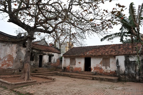 Một lớp học nhờ tại đình Thổ Cầu, xã Nghĩa Dân vắng vẻ đìu hiu trước giờ học. Cổng vào lớp học chật hẹp tại một hội trường của thôn Đào Xá, xã Nghĩa Dân. Dãy nhà liêu xiêu trong khuôn viên chùa Thiên Phúc, thôn Đào Xá dùng để làm phòng học cho học sinh thiếu phòng học của trường tiểu học Nghĩa Dân. Các cô giáo dạy học tại đây cho biết, đầu hồi là khu chăn nuôi lợn của một hộ gia đình. Nhiều lần nơi đây bốc mùi khó ngửi khiến cô và trò thường phải bịt mũi vừa dạy vừa học. Mặc dù vậy, các em học sinh luôn chăm chỉ học tập, ít trường hợp nghỉ học. Các cô giáo ở đây thường dùng ký hiệu riêng. Ô vuông có nghĩa mời các em giơ bảng kết quả và hình tròn là hiệu lệnh hãy giữ gìn trật tự mà không cần dùng lời. Một trong nhiều em học sinh lớp 2 rất chăm chú nghe cô giáo giảng bài. Những nét chữ nắn nót, thẳng hàng. Mỗi khi xung phong phát biểu, các em thường khoanh tay trước ngực và nói. Tự tin, tươi cười khi biết mình có phép tính đúng. Do điều kiện học tập ở các lớp học nhờ địa điểm không tốt bằng nơi học chính, nhà trường thường điều động giáo viên tốt nhất về công tác. Một bé xinh xắn với nét mặt hồn nhiên. Và cũng có nhiều em ngồi học sai tư thế do bàn ghế không đúng chuẩn. Sân vui chơi của các em bé nhỏ và chung với một xưởng sản xuất đồ mộc. Lớp học giờ nghỉ trưa. Trống dành cho học sinh, kẻng dành cho ủy ban. Mỗi khi thôn có cuộc họp, các em lại phải nghỉ học.