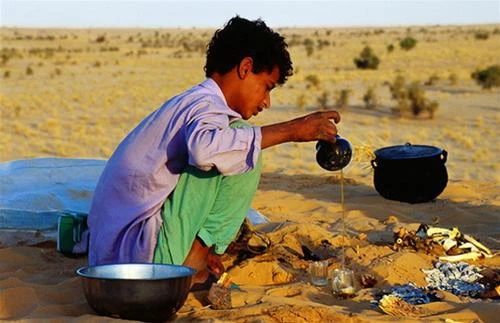 Uống trà ở sa mạc Sahara không phải để dập tắt cơn khát mà là thắt chặt thêm tình bạn bè - Ảnh: Lonely Planet