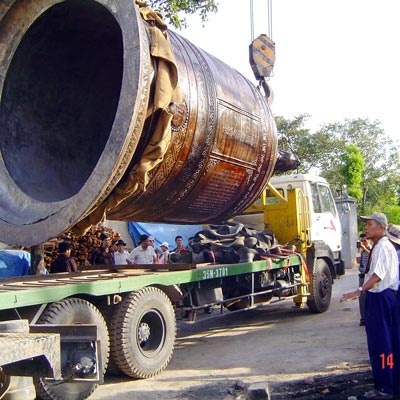 ĐHC lớn nhất Đông Nam Á sau khi hoàn thành được đưa lên ôtô từ Huế chuyển ra chùa Bái Đính mới