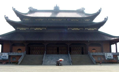 Ngự trên đỉnh cao nhất của quần thể kiến trúc chùa Bái Đính là điện Tam Thế. Điện làm bằng gỗ, có diện tích tới 3.000m2...