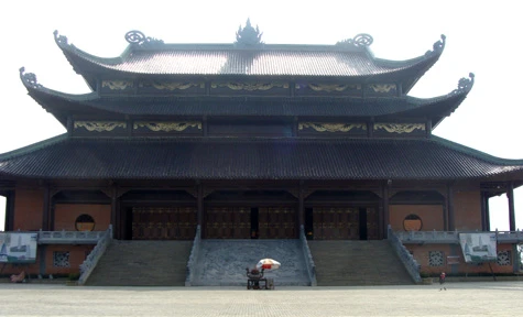 Ngự trên đỉnh cao nhất của quần thể kiến trúc chùa Bái Đính là điện Tam Thế. Điện làm bằng gỗ, có diện tích tới 3.000m2...