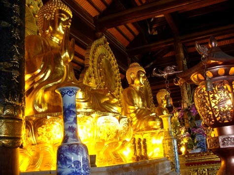 Trong điện Tam Thế có 3 pho tượng dát vàng đồ sộ, đẹp trang nghiêm, lộng lẫy. Mỗi pho tượng nặng 50 tấn, ngự trên 3 tòa sen.