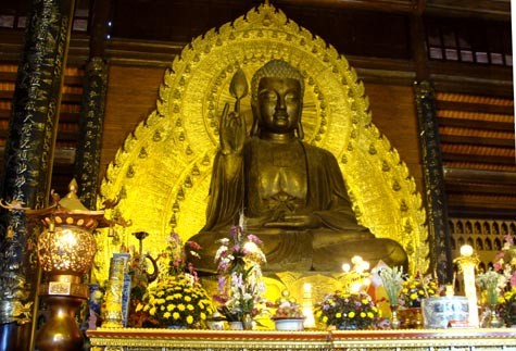 ...nơi có tượng Đức Phật Thích Ca Mâu Ni bằng đồng nặng tới 100 tấn, đạt kỷ lục Việt Nam.