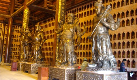 Bộ tượng Kim Cang gồm 8 vị tướng được đúc bằng đồng nặng nhất Việt Nam.