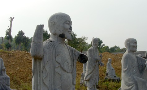 Hàng chục pho tượng chưa đạt độ thẩm mỹ đều bị loại bỏ.