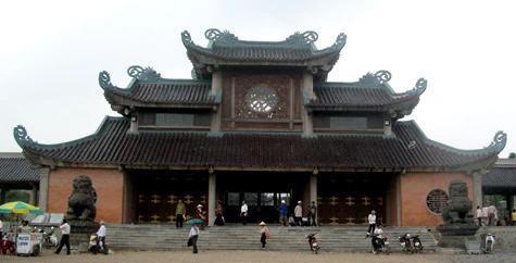 Công trình cổng tam quan đồ sộ làm bằng gỗ...