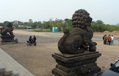 ...với hai con nghê đá khổng lồ án ngữ trước mặt.