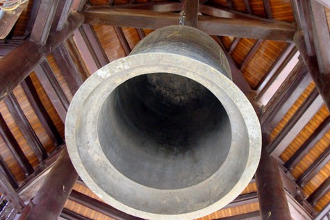 ...treo đại hồng chung bằng đồng lớn nhất Việt Nam. Đại hồng chung có đường kính 3,5m, cao 5,5m, nặng 36 tấn. Thân quả chuông khắc bài Tâm kinh Bát Nhã bằng tiếng Hán. Chiếc chày đánh chuông lớn đến nỗi một người ôm không xuể.