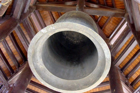 ...treo đại hồng chung bằng đồng lớn nhất Việt Nam. Đại hồng chung có đường kính 3,5m, cao 5,5m, nặng 36 tấn. Thân quả chuông khắc bài Tâm kinh Bát Nhã bằng tiếng Hán. Chiếc chày đánh chuông lớn đến nỗi một người ôm không xuể.