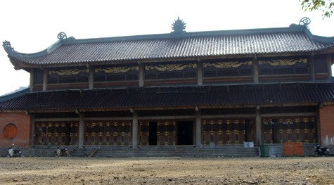 Điện thờ Quan Âm Bồ Tát bằng gỗ rộng tới 800m2. Trong điện có tượng Phật Bà nghìn tay nghìn mắt.