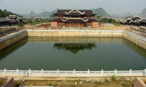 Hồ phóng sinh rộng tới 5.000m2, là nơi du khách phóng sinh những con vật vào các ngày đại lễ.