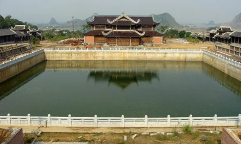 Hồ phóng sinh rộng tới 5.000m2, là nơi du khách phóng sinh những con vật vào các ngày đại lễ.